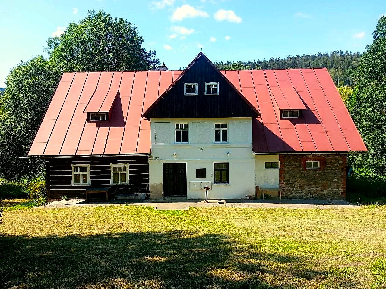 Chalupa ROCKytnice — pohled na chalupu s červenou střechou