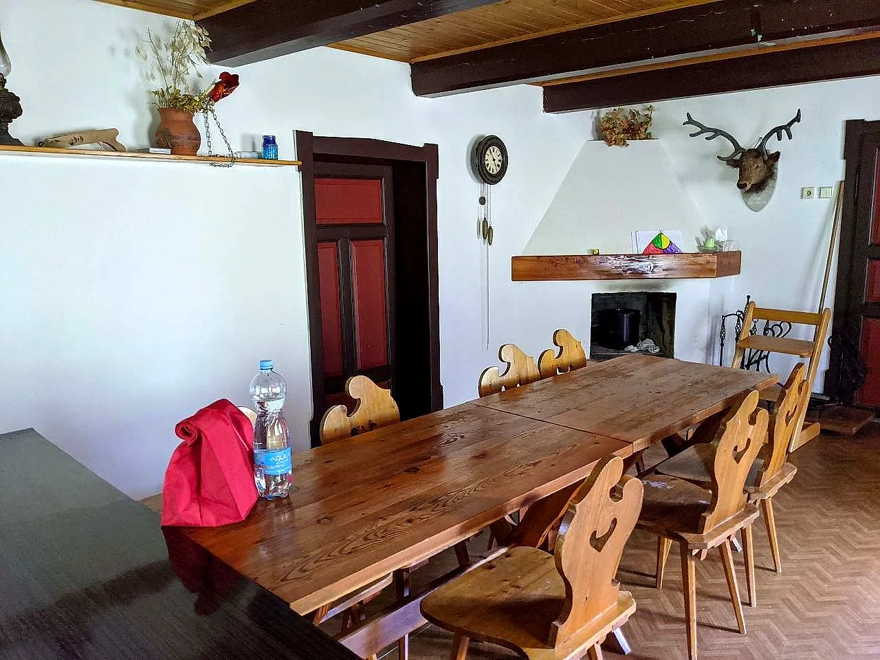 Jídelna s krbem